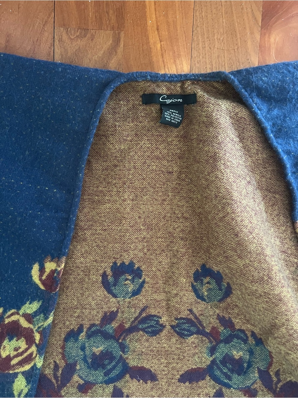STUNNING vintage cape/ scarf resealable with tassels - Picture 3 of 6